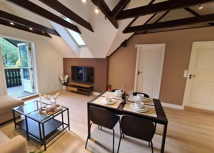 Charming Penthouse Near City Center, 2-Br, King Bed,