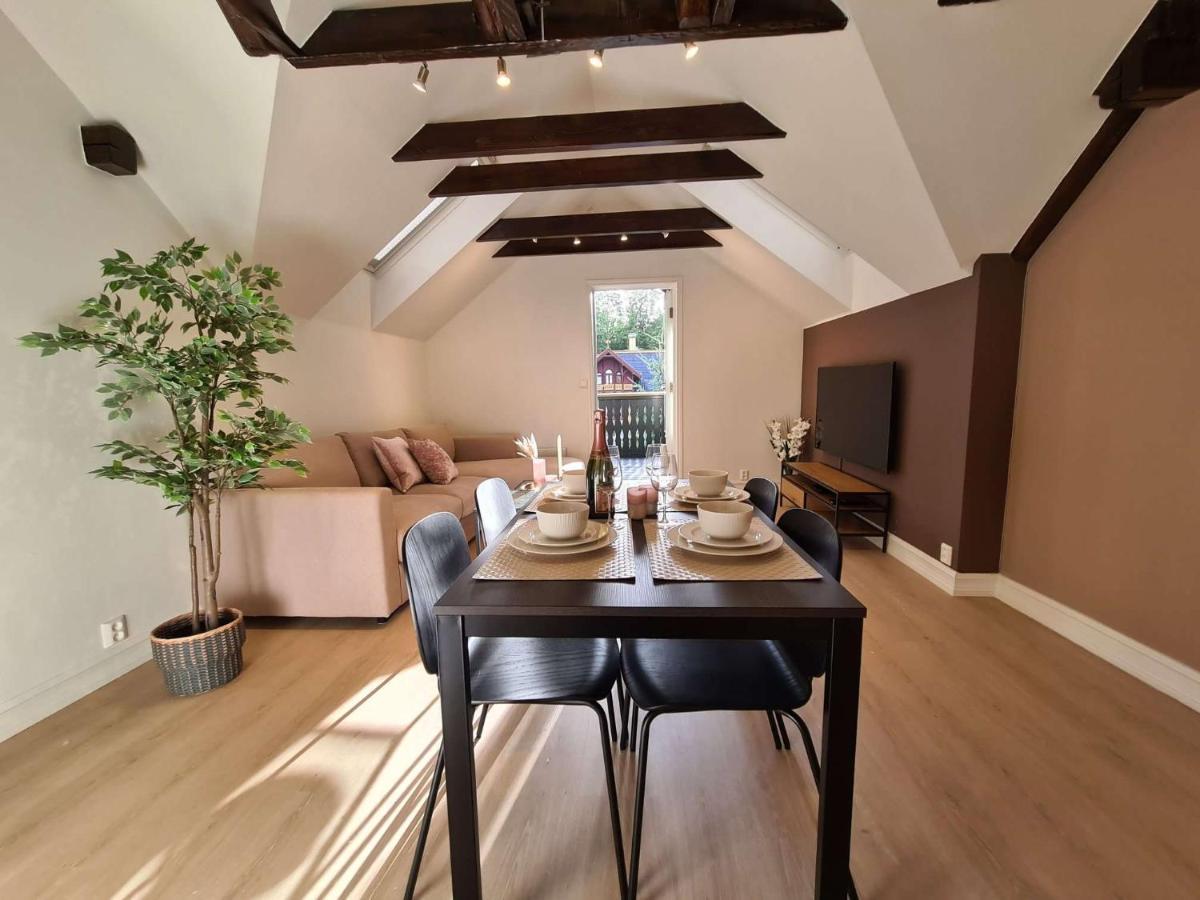 Leilighet Charming Penthouse Near Center, 2-br, King Bed,