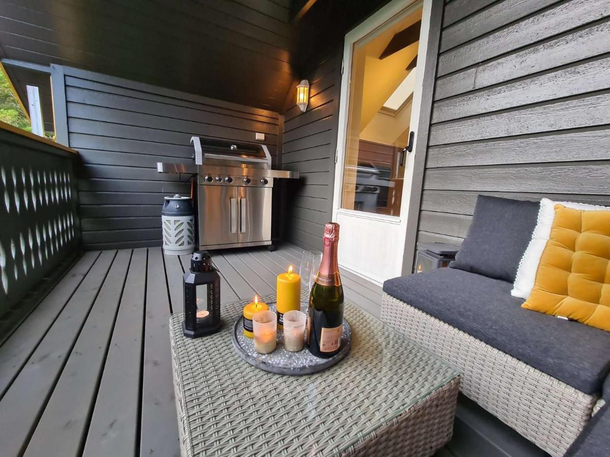 Charming Penthouse Near Center, 2-br, King Bed, Leilighet