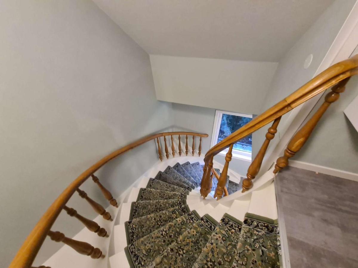 Charming Penthouse Near Center, 2-br, King Bed, Leilighet *
