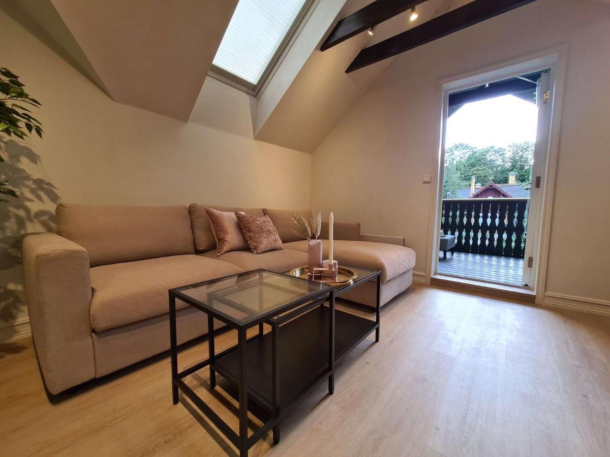 Leilighet Charming Penthouse Near Center, 2-br, King Bed,